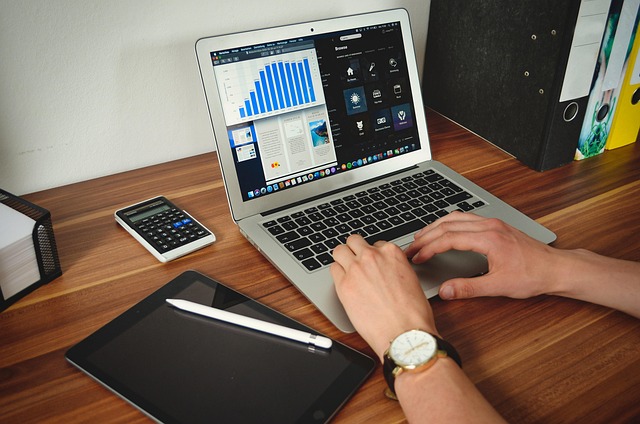 Kanadische Familie nutzt Technologie zur Tierpflege mit Hund und Tablet