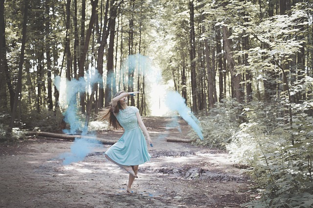 Kanadische Familie mit Hund und Katze in einem modernen Zuhause mit smarter Technologie